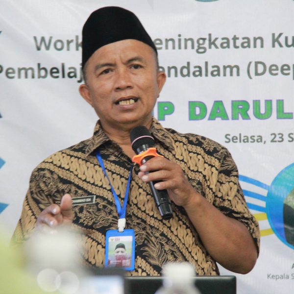 Pemaparan materi pertama oleh Bapak Mochammad Isa, S.Pd., M.Pd. tentang deep learning.